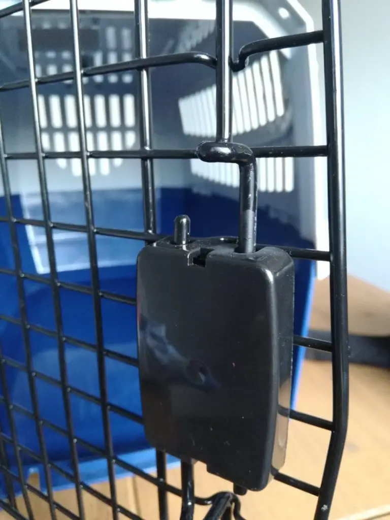 Black mesh opening on cat crate